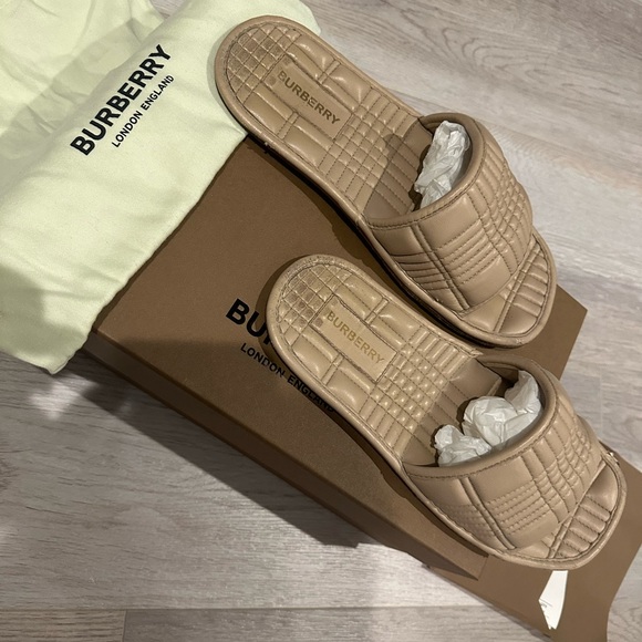 Burberry Flat Sandals 2022 collections  EXCLUSIVE won’t find them anywhere ! - Picture 6 of 6